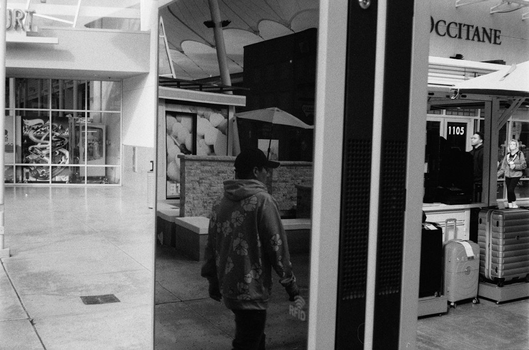 retail detective following suspect